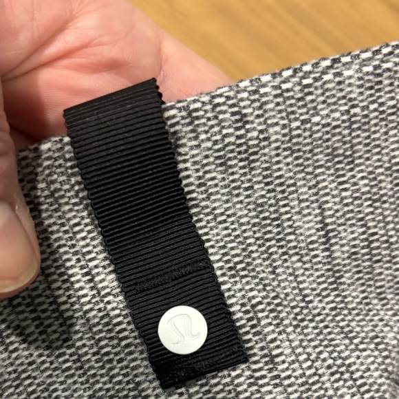 Lululemon Vinyasa scarf - Grey Stripe (Reversible) - Picture 5 of 10